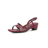 Sandalias europeas y americanas con tachuelas, nuevo modelo 2026, correa trasera, punta cuadrada, punta abierta, tacón medio grueso, talla grande, sandalias romanas de cuero genuino