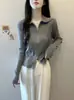 Roupas femininas plus size para o início do outono: cardigã de tricô estiloso com um design de ombro que valoriza o corpo, efeito emagrecedor e peça de outer wear da moda