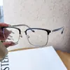 Gus Wen, un hombre experto en tecnología, usa elegantes gafas negras con lentes graduados y filtro de luz azul, lo que le da un aspecto sofisticado.