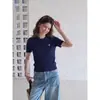Camiseta de punto de manga corta para mujer, estilo coreano, con cuello polo retorcido bordado, top corto de seda helada para verano