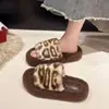 Moda de Celebridad de Internet Estilo Explosión Estampado de Leopardo Pantuflas Peludas para Mujer Ropa Exterior de Otoño e Invierno 2024 Nuevo Moda Ins Suela Gruesa Casual Hogar