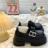 Zapatos de cuero vintage versátiles que aumentan la altura, nuevos mocasines de suela gruesa estilo británico para mujer petite, primavera/otoño 2025