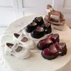 Zapatos de Princesa para Niñas 2026 Primavera y Otoño Plateados Elegantes Zapatos Pequeños de Cuero para Niños Zapatos Mocasines de Suela Suave Zapatos Individuales Antideslizantes Zapatos de Espectáculo