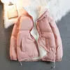 Chaqueta acolchada de algodón para hombre, nueva de invierno, estilo Hong Kong, marca de moda, chaqueta acolchada de terciopelo de cordero, chaqueta acolchada de algodón con forro polar, engrosada, para mantener el calor, traje de pan para parejas, hombre