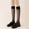 Meias de seda preta com borda vermelha e suspensório, modelo cano alto até o joelho, para mulheres. Tendência popular e sexy, com contraste de cores puro e sensualidade.