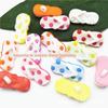Direto da fábrica cor em estoque chinelos de duas peças botão de plástico suéter de bebê cor de doce botão de desenho animado com pés