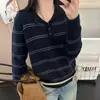 Nueva colección Otoño-Invierno 2026 para mujer: suéter a rayas holgado, cómodo y agradable para la piel, con cuello mandarín y estampado de oso mielero