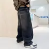 Calça Jeans Masculina Primavera e Outono 2026 Nova Casual para Meninos Bolsos Traseiros Bordado de Letras Perna Larga Calça Longa Transfronteiriça Tendência