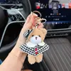 Gorro de cuadros capa oso de peluche llavero oso de peluche lindo capa oso de peluche rizado decoración de bolso femenina