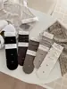 Calcetines florales vintage de media pantorrilla para mujer, versión coreana estilo ins, calcetines versátiles de color café para mujer, calcetines holgados estilo japonés para otoño e invierno