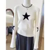 Suéter de punto blanco con diseño único y discreto de estrellas estilo coreano para mujer, perfecto para otoño e invierno, una prenda interior o capa base casual de longitud corta