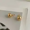 Pendientes de Bola de Metal de Lujo Ligero Estilo Francés de Alta Gama para Mujer, Diseño Sencillo de Personalidad de Nicho, Pendientes Versátiles para el Día a Día