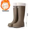 Botas de lluvia impermeables, antideslizantes y resistentes al desgaste para mujer con puños elásticos, cañas extra altas, diseño de moda, adecuadas para adultos y con una nueva suela de goma forrada de felpa para uso en la cocina