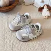 Zapatos Deportivos Infantiles 2026 Otoño Nuevo Estilo Suela Suave Zapatos Forrest Gump Lindos Zapatos Casuales para Niñas Antideslizantes Resistentes al Desgaste Zapatos para Niños Pequeños