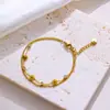 Pulsera de Acero de Titanio de Lujo Ligero para Mujer, Pulsera Versátil de Moda de Gama Alta de Nicho de Lujo Ligero para Mujer de Acero Inoxidable con Circonita de Cinco Flores