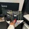 Bolso cuadrado pequeño de cadena con bordado de diamantes en forma de V para mujer, bolso de hombro de lujo ligero con solapa de cierre, bolso cruzado versátil, bolso de fiesta para mujer