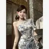 Top de satén estampado sin hombros estilo Old Money para mujer, nuevo modelo de verano con un diseño irregular de un solo hombro fresco y elegante