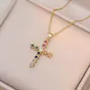 Colar Feminino Colorido Zircônia Joias Design de Nicho Pingente Cruz Completo em Diamante Colar Corrente de Clavícula em Aço Inoxidável