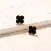 Nova Versão de Brincos de Aço Titânio Trevo de Quatro Folhas para Mulheres, Modernos e Versáteis, Mesmo Estilo da Celebridade da Internet, Brincos de Diamante com Madrepérola Branca, Fabricante de Joias, Atacado