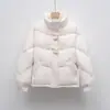 Nueva colección de otoño e invierno Pinghu Chixin: Chamarra acolchada corta de corte holgado con cuello alto y botones de cuerno, estilo mujer, directo del fabricante