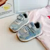 Sapatos infantis, tênis para meninas, novos sapatos infantis de sola macia para primavera e outono de 2026, sapatos da moda para bebês, meninas e meninos, estilo Forrest Gump