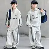 Conjunto de sudadera con cuello medio con cremallera y pantalones de chándal para niño, nuevo para otoño 2026 primavera/otoño, conjunto deportivo holgado de dos piezas, atuendo moderno