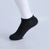 Meias verão masculinas preto e branco cinza meias esportivas absorventes de suor respiráveis meias Zhuji cor sólida não caem com meias masculinas maré