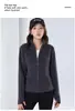 Chamarra de forro polar ajustada para mujer, con cuello alto, diseñada para usarse como capa interior o como prenda exterior cortavientos