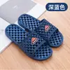 Sandálias de verão femininas com furos, antiderrapantes para casais, com drenagem de água, respiráveis, massageadoras, para banho, chinelos macios para banheiro de hotel, design vazado masculino
