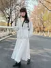 Conjunto de malha suave estilo francês 2026 outono e inverno novo conjunto de duas peças com renda floral, cadarço na cintura e acinturado para mulheres