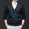 Suéter liso para hombre en stock, cárdigan de punto de calidad, engrosado de un solo botón con cuello en V y bolsillos reales, suéter para hombre