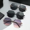 Nuevas gafas de sol sin marco para hombres y mujeres, gafas de sol de metal de gran tamaño con forma de polígono, pequeñas gafas de sol rojas transfronterizas de Europa y América.