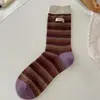 Meias listradas color-blocking femininas de cano médio ex etiqueta de tecido outono e inverno novos produtos meias slouch de algodão puro retrô combinando com sapatos pequenos de couro modernos