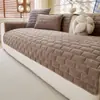 Novas almofadas de sofá de veludo de leite para outono e inverno, com um design luxuoso e espesso de pelúcia, em cor sólida estilo coreano com base antiderrapante
