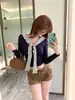 Camiseta Listrada de Renda com Cadarço de Manga Longa Estilo College para Mulheres, Falsa Duas Peças, Gola de Marinheiro, Corte Justo, com Bojo, Camada Base, Top Versátil