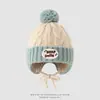 Chapéu infantil com proteção auricular em blocos de cor estilo coreano, chapéu quente de outono e inverno com pompom, chapéu de enfiar unissex
