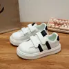Elegantes tenis blancos para niñas, nueva colección otoño/invierno 2026, con cierre de velcro, suelas suaves y diseño de rayas versátil para uso casual