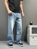 Calça jeans estilo americano, minimalista, com bigodes, textura de bambu, desgastada e levemente desbotada, unissex, com modelagem relaxed e reta.