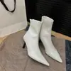 Botas de tornozelo marrons, nova coleção outono/inverno 2024, estilo retrô europeu e americano, versáteis, modernas, justas, com salto fino, bico fino e salto alto, botas de tornozelo femininas