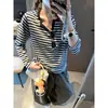 Además, la nueva camiseta casual holgada de manga larga con cuello Henley abotonado a rayas estilo coreano de otoño MQ1793