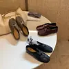 Sapatilhas de bico fino para outono, sapatos de vovó, estilo retro old money feminino, versão coreana 2026, slip-ons de sola baixa, elegantes e adequados para o trabalho, novo estilo