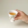 Xícara de Chá de Argila de Jade Estilo Dinastia Tang e Song com Pé Alto para Uso Doméstico, Design de Pêssego Pintado à Mão, Copo de Degustação Artesanal de Parede Fina, Copo Único