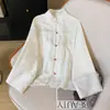 Foto real de un nuevo abrigo de mujer estilo chino, jacquard vintage, cuello alto, estilo corto, otoño 2026, corte holgado, prenda exterior de moda