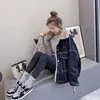 Jaqueta jeans feminina com forro de fleece e design espessado, novo estilo outono e inverno 2021, fleece de cordeiro, versão coreana, corte solto, gola alta, gola de pelo, casaco de algodão moderno