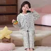 Pijama de forro polar para niñas, nueva colección otoño/invierno, conjunto de dos piezas tipo cárdigan con estampado de dibujos animados de manga larga para niños, adecuado para niñas de secundaria, para usar en casa