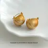 Pendientes de bola redonda en oro mate estilo europeo y americano, diseño de nicho de lujo ligero, moda retro de alta gama, pendientes versátiles y exquisitos