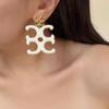 Pendientes Exagerados de Resina con Logo Grande de Diseño de Nicho Europeo y Americano Pendientes de Moda de Alto Temperamento para Mujer