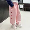 Calça de Moletom Bordada para Meninas Coreanas 2026 Novo Estilo Versão Coreana Infantil Calças Casuais Estilosas para Menininhas Roupa de Outono para Crianças Pequenas