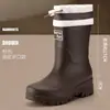 Botas de chuva femininas da moda, impermeáveis, de cano médio, com punhos elásticos, forradas de fleece, adequadas para trilhas em florestas tropicais, antiderrapantes, quentes, sapatos de borracha impermeáveis para comércio transfronteiriço