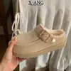 Botas de neve de peça única forradas com pele de ovelha para mulheres, com sola grossa antiderrapante, design de calçar fácil e estilo mule, perfeitas para o inverno.